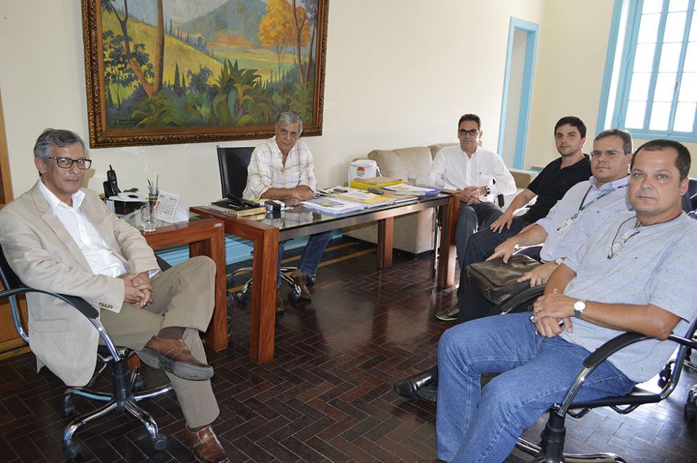 Prefeito Mario Tricano com secretários de sua equipe e representantes do Cemaden: parceria pela prevenção de acidentes e a preservação da vida