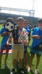 Miguel conquistou, junto com os colegas do Friburguense, o 3º lugar na categoria Sub-11 da 1ª Copa Corinthians (Interestadual) de Futebol de Campo 2016