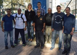 Condutores da Tocha Olímpica e secretários de Esportes, Luiz Otávio Oliveira, e de Turismo, Elias Martins, na Praça Olímpica