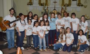 Regente Evie Saide com o Coral do Colégio Nossa Senhora da Piedade: afinação e seriedade na edição do Projeto Música na Matriz deste domingo, 4 de setembro.