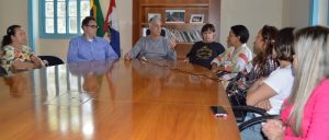 Prefeito Mario Tricano conversa com representantes da Avit sobre as questões relacionadas à entrega dos apartamentos construídos pelo governo do estado na Fazenda Ermitage.