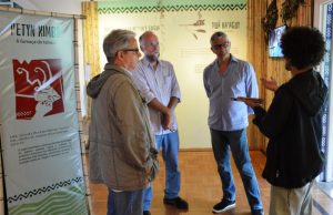 Secretário de Cultura de Teresópolis, Márcio de Paula, e assessores com Ricardo Tammela e Cláudio Partes, diretor e curador da exposição sobre os índios Guarani-Mbyá, em Petrópolis