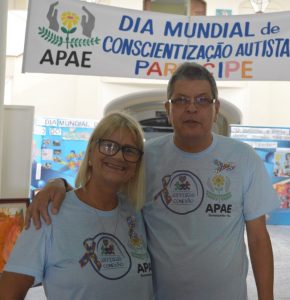 Hélio Torres, pres. da FEAPAES-RJ, e Margareth Rosi, pres. da APAE Teresópolis, em exposição de trabalhos de autistas da instituição no hall da Prefeitura.