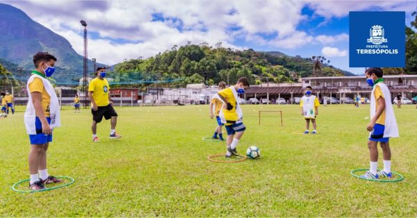 Leia mais sobre o artigo Alunos e professores do projeto “Gol do Brasil” em Teresópolis participam de vídeo institucional da CBF