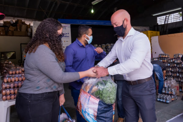 Leia mais sobre o artigo Campanha ‘Proteja e Salve Vidas’ entrega 550 cestas da agricultura familiar para pessoas em extrema vulnerabilidade social