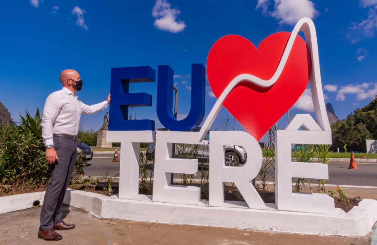 Leia mais sobre o artigo Praça Senta a Pua, no Soberbo, recebe monumento “Eu amo Terê”