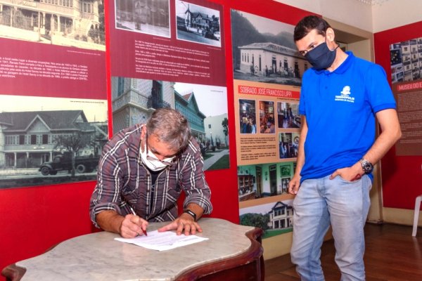 Leia mais sobre o artigo Secretaria de Cultura recebe doaçãode planta de Teresópolis do século 19