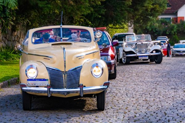 Leia mais sobre o artigo ‘Carreata Solidária’: colecionadores desfilam com seus carros de época pelas ruas de Teresópolis e encantam o público