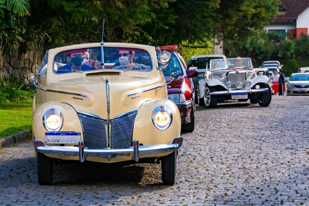 Você está visualizando atualmente ‘Carreata Solidária’: colecionadores desfilam com seus carros de época pelas ruas de Teresópolis e encantam o público