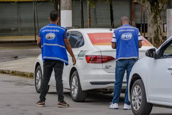 Leia mais sobre o artigo Transporte seguro: Secretaria de Segurança acompanha colocação dos selos de aferição de taxímetros e confere documentação dos taxistas