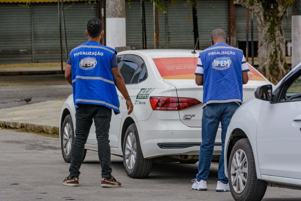 Você está visualizando atualmente Transporte seguro: Secretaria de Segurança acompanha colocação dos selos de aferição de taxímetros e confere documentação dos taxistas