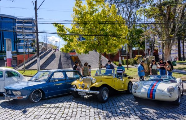 Leia mais sobre o artigo Teresópolis 130 anos: Colecionadores presenteiam Teresópolis com desfile de carros antigos