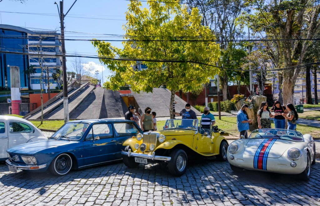 Leia mais sobre o artigo Teresópolis 130 anos: Colecionadores presenteiam Teresópolis com desfile de carros antigos