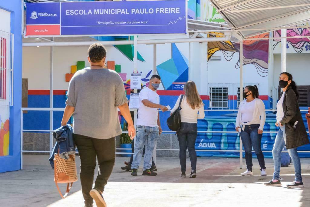 Você está visualizando atualmente Vestibular CEDERJ 2021.2: Escola Municipal de Teresópolis recebe candidatos para aplicação das provas