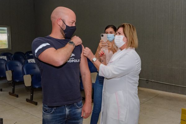 Read more about the article Prefeitura de Teresópolis imuniza homens e mulheres com 42 anos, sem comorbidade