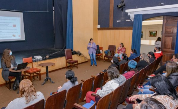 Read more about the article Volta das aulas presenciais: Secretaria de Educação capacita pessoal para preparação da merenda escolar