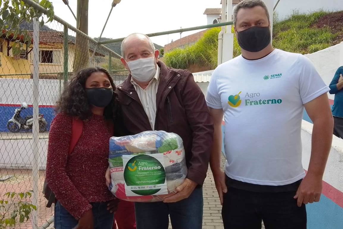 Leia mais sobre o artigo Teresópolis distribui cestas de alimentos do programa ‘Agro Fraterno’ a trabalhadores rurais em vulnerabilidade social