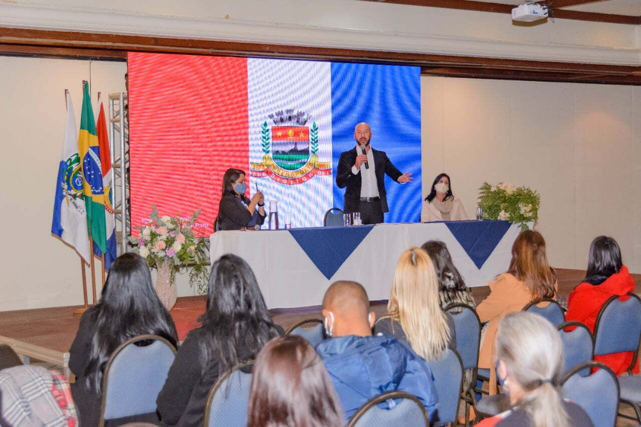 No momento, você está visualizando Educação promove reunião de acolhimento de equipes diretivas das escolas no retorno às aulas presenciais em Teresópolis