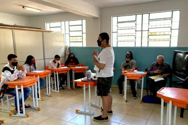 Leia mais sobre o artigo Jovens assistidos pelo CRAS Meudon fazem curso gratuito de garçom e garçonete na CAPETTE