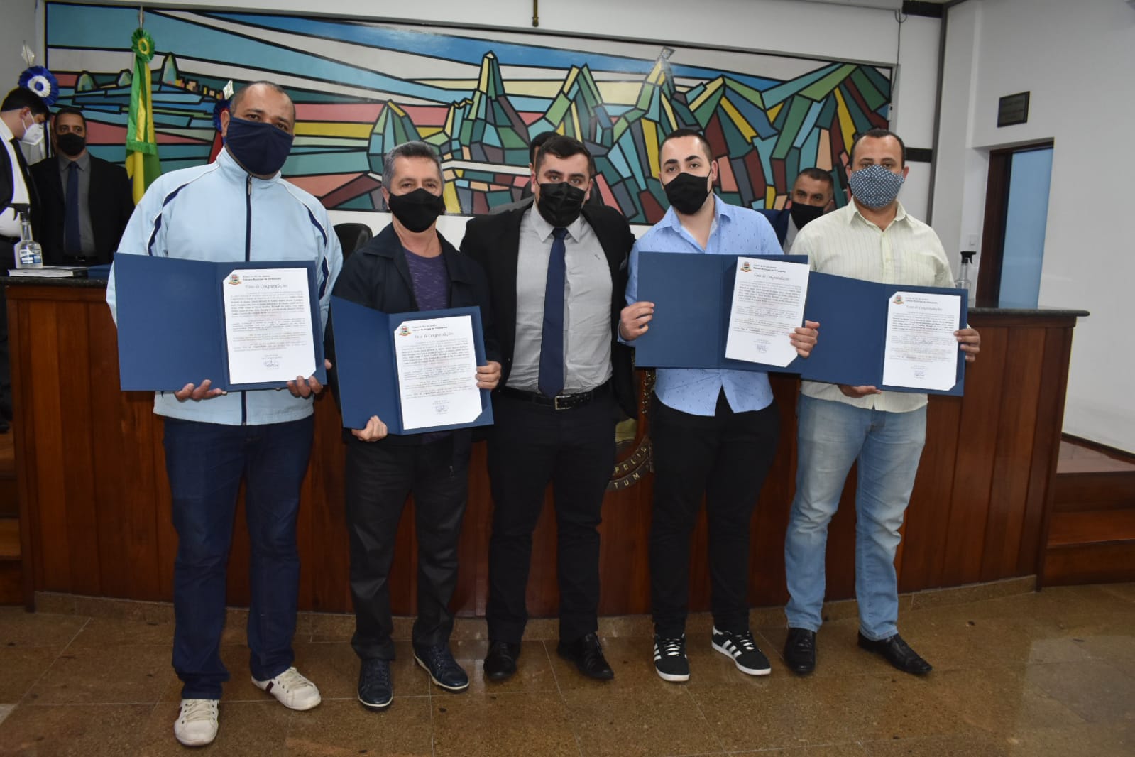 No momento, você está visualizando Profissionais da saúde recebem homenagem da Câmara Municipal por esforços durante a pandemia de Covid-19, na terça-feira (31)