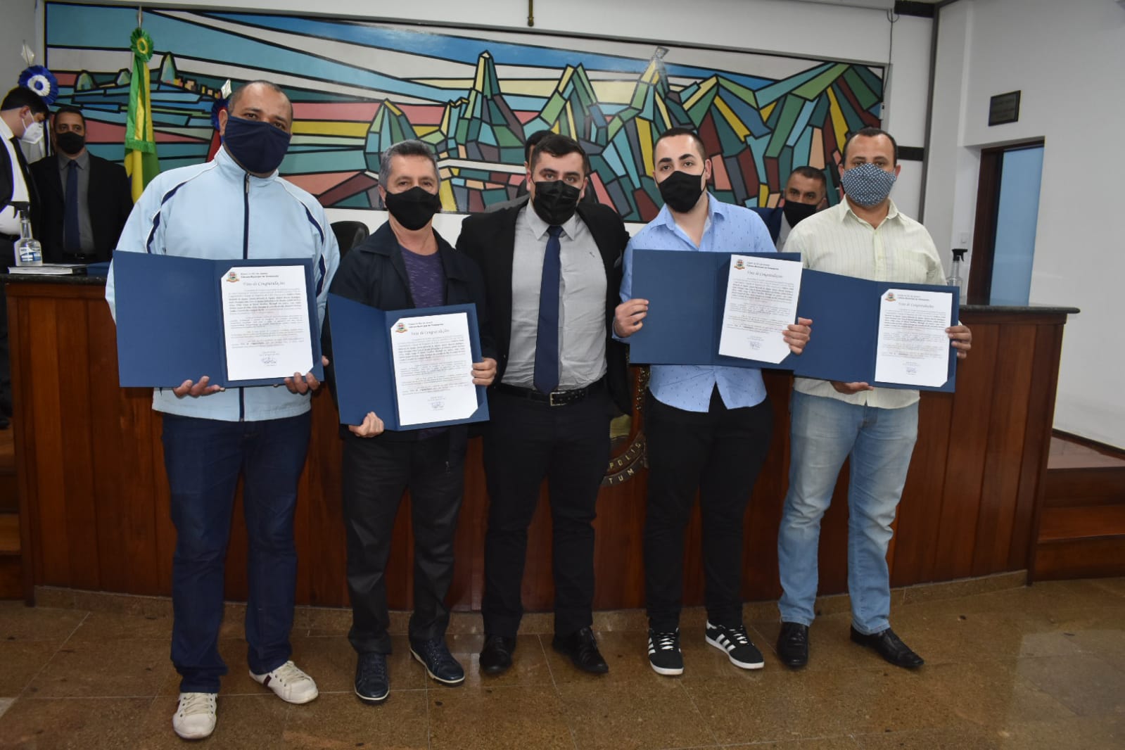 Você está visualizando atualmente Profissionais da saúde recebem homenagem da Câmara Municipal por esforços durante a pandemia de Covid-19, na terça-feira (31)