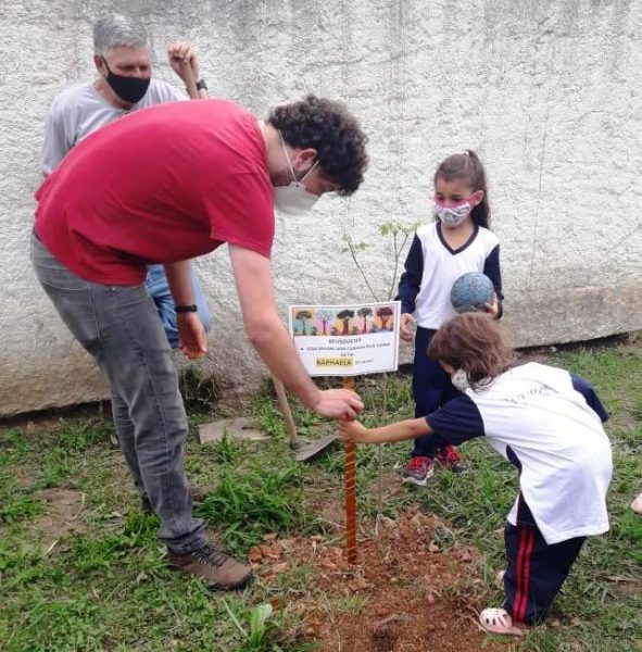 Read more about the article Projeto ‘Florir Teresópolis’ realiza plantio de flores e árvores em creche e escola municipal