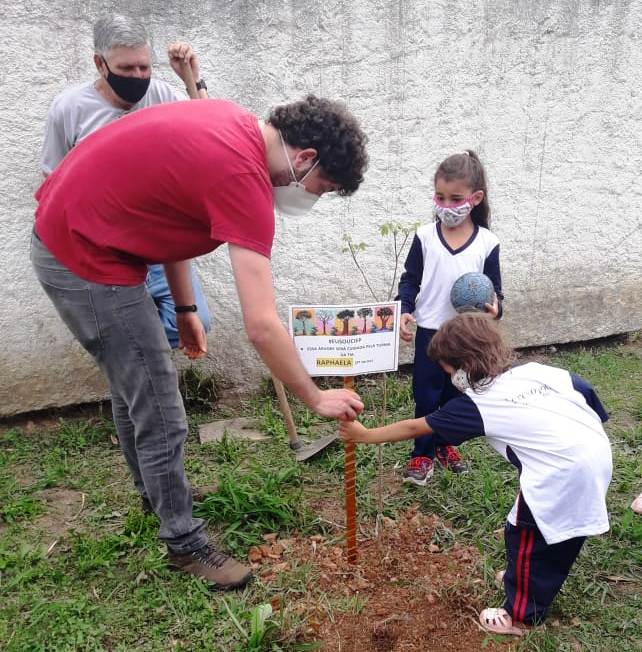 Você está visualizando atualmente Projeto ‘Florir Teresópolis’ realiza plantio de flores e árvores em creche e escola municipal