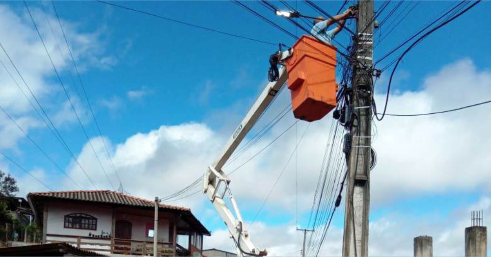 Você está visualizando atualmente TerêLed: Prefeitura faz manutenção de iluminação em 19 bairros, na cidade e no interior, e instala mais 460 lâmpadas de LED