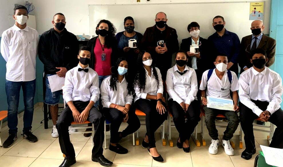 No momento, você está visualizando Jovens assistidos pelo CRAS Meudon se formam  no curso de garçom e garçonete a CAPETTE