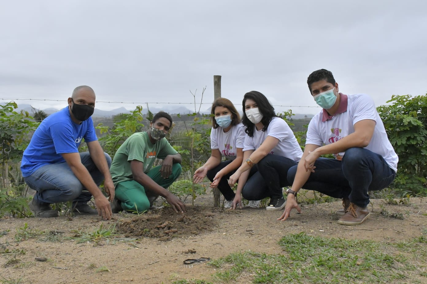 Você está visualizando atualmente Fazenda Suíça recebe 70 mudas de árvores pelo projeto ‘Florir Teresópolis’