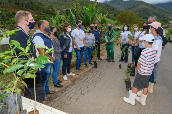 Leia mais sobre o artigo Projeto ‘Florir Teresópolis’ faz plantio de mais 70 mudas de árvores nativas no Vale dos Lúcios
