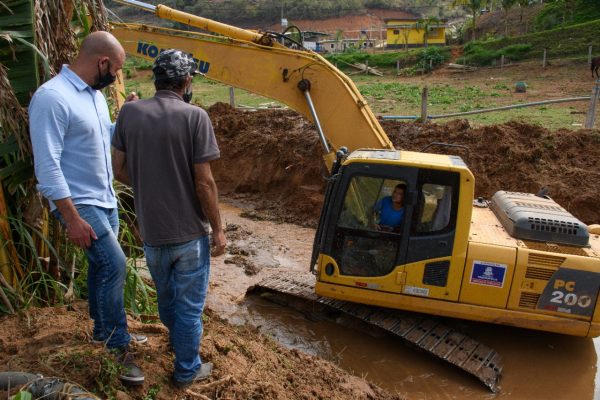 Leia mais sobre o artigo Prefeito Vinicius Claussen vistoria obras de reforma de pontes no interior do município