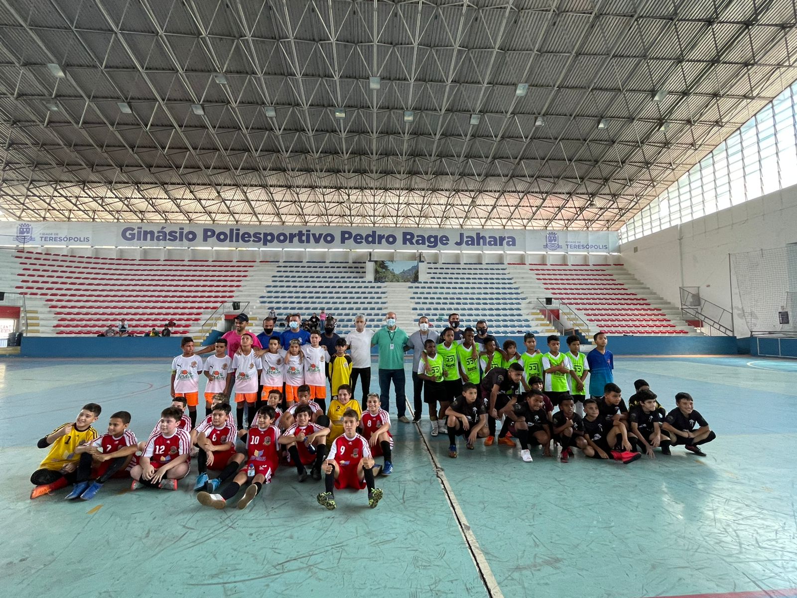 Leia mais sobre o artigo Com presença do tetracampeão Bebeto, torneio de futebol SUB-11 promove valor da amizade entre equipes de Teresópolis