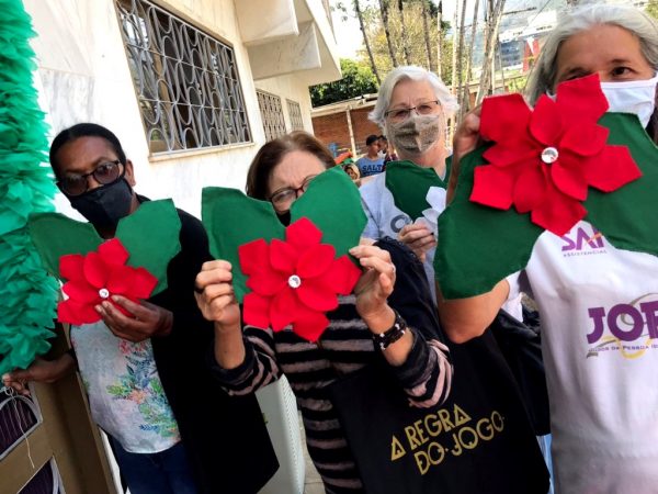 Leia mais sobre o artigo CRAS Alto produz decoração natalina para a unidade através de sua oficina de artesanato