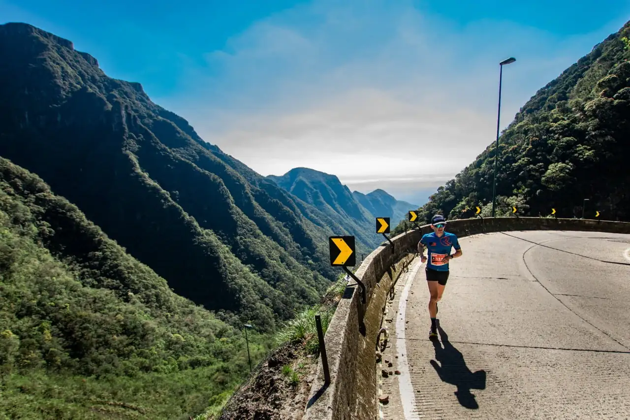 Leia mais sobre o artigo Serra de Teresópolis terá tráfego com desvio no domingo (5) pela manhã, devido a evento esportivo