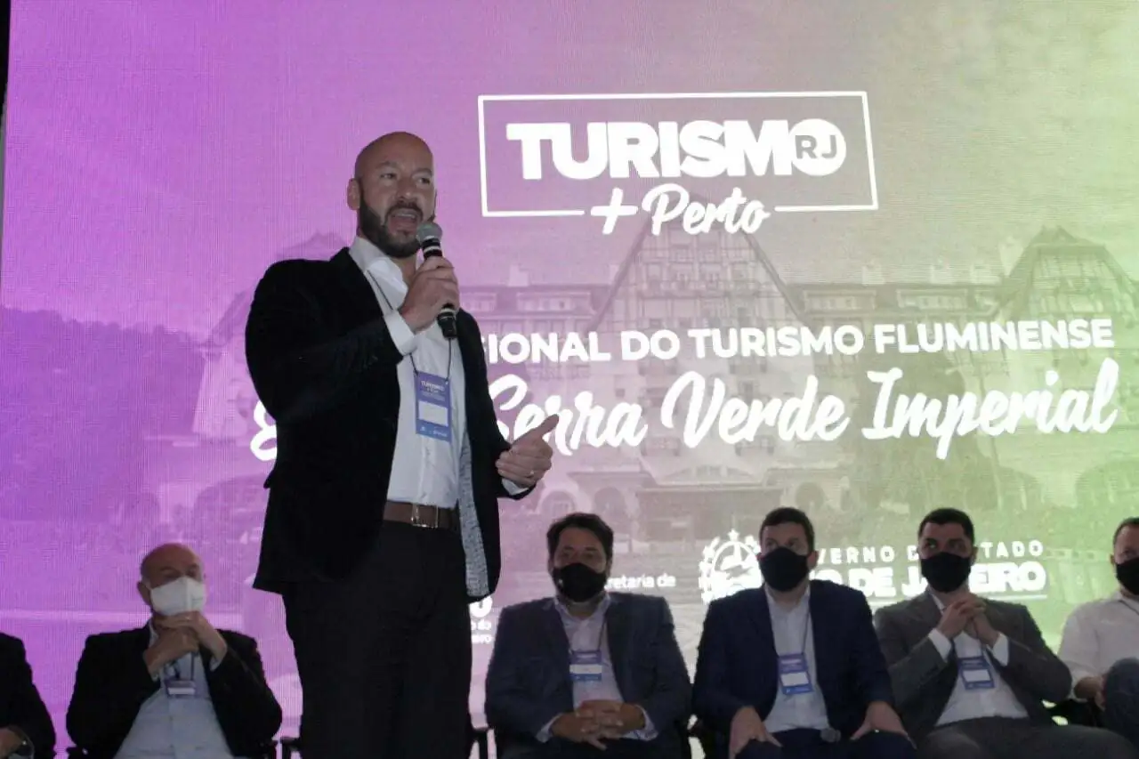 Você está visualizando atualmente 4º Fórum Regional do Turismo Fluminense:  Prefeito Vinícius Claussen assina Acordo de Cooperação para promover o turismo regional através do artesanato