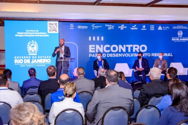 Leia mais sobre o artigo Prefeito Vinicius Claussen anuncia a criação do condomínio agro-tech-industrial de Teresópolis em evento do Governo do Estado