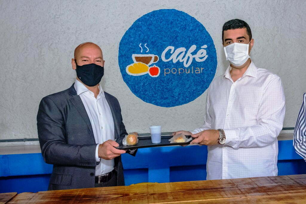 Prefeito Vinicius Claussen e Vereador Leonardo Vasconcellos na inauguração do Café Popular