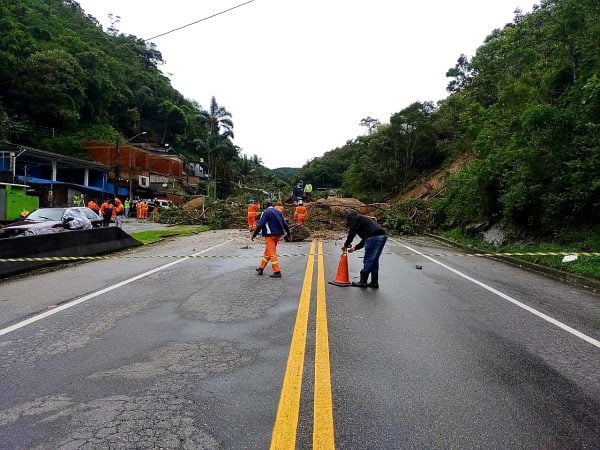 Leia mais sobre o artigo BR-116/RJ continua com trecho interditado entre os km 83 (Meudon) e 89 (Soberbo) devido à queda de vegetação na pista