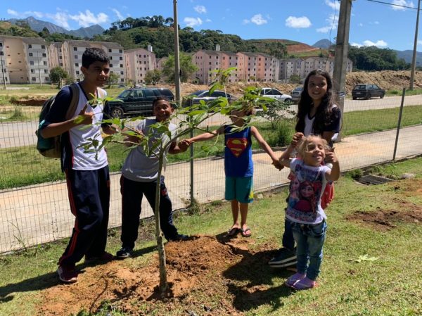 Leia mais sobre o artigo Atividade de plantio de mudas é realizada por crianças e jovens nos condomínios da Fazenda Ermitage