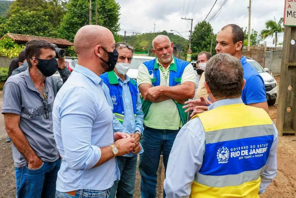 Leia mais sobre o artigo Prefeito Vinicius Claussen vistoria recapeamento da Estrada Teresópolis-Friburgo com o presidente do DER-RJ