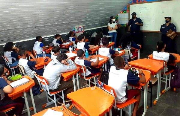 Leia mais sobre o artigo Ronda Escolar orienta alunos da rede municipal sobre conduta na escola