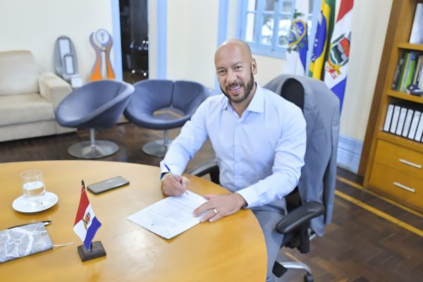 Leia mais sobre o artigo Prefeito Vinicius Claussen assina decreto que efetiva reestruturação salarial dos servidores municipais
