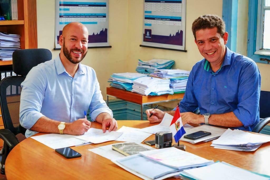 Leia mais sobre o artigo ‘Asfalto Novo’: Prefeito Vinicius Claussen lança 2ª fase do programa de asfaltamento, em parceria com Governo do Estado