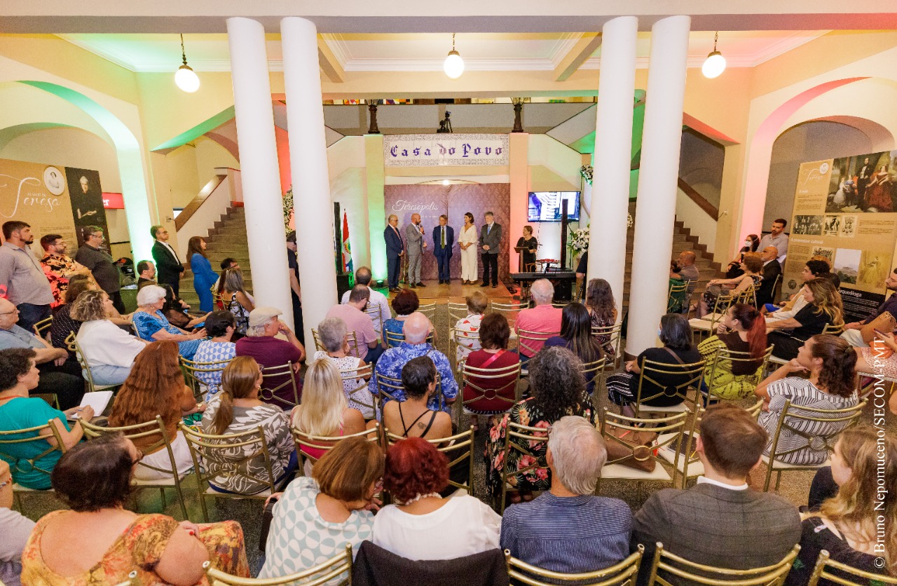 Você está visualizando atualmente Entrega de medalha, lançamento de livro, música e dança marcam o Sarau Histórico Cultural ‘Teresópolis, Cidade de Teresa’