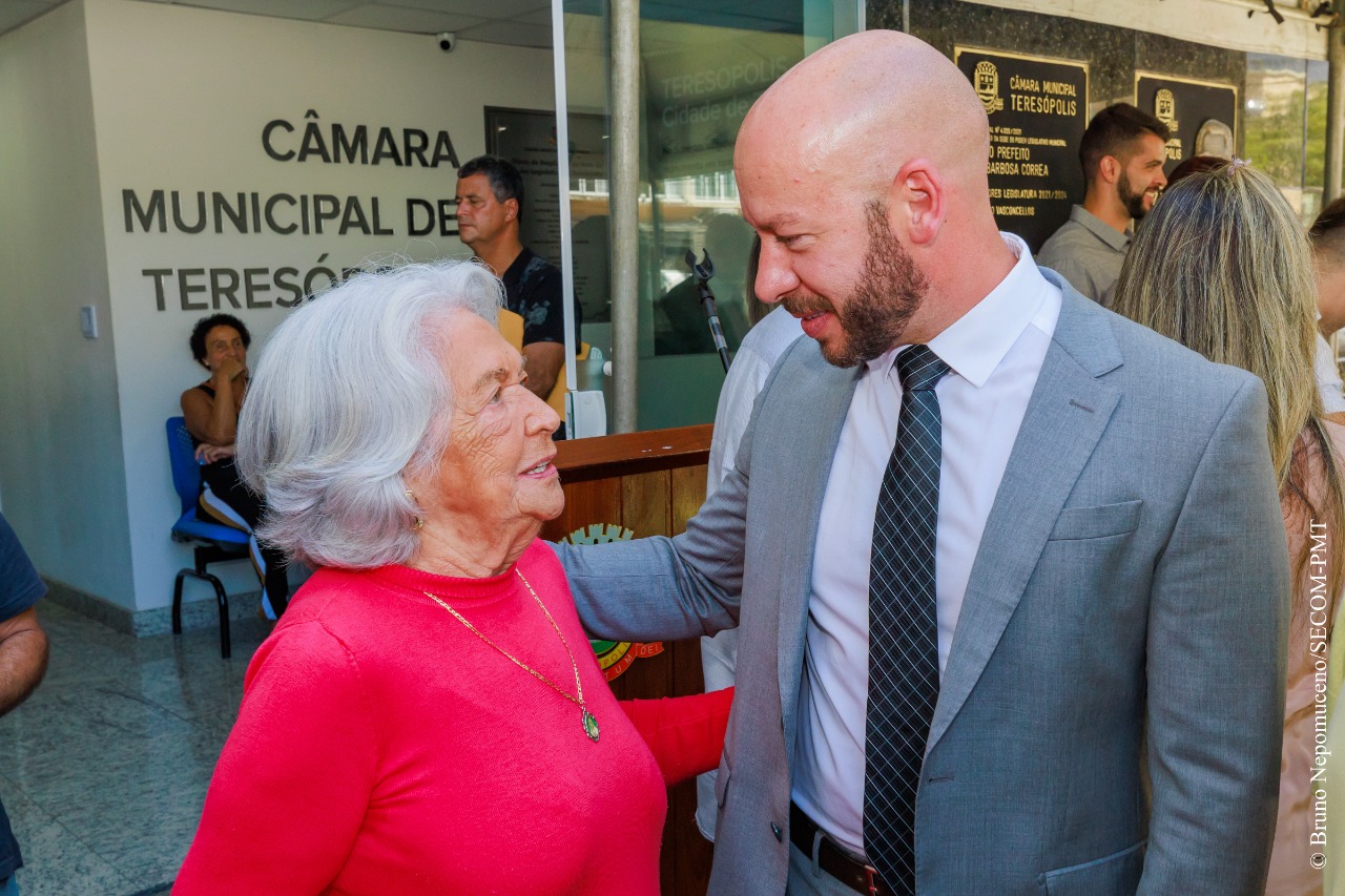 Você está visualizando atualmente Prédio da Câmara de Teresópolis recebe o nome do ex-prefeito Luiz Barbosa Correa