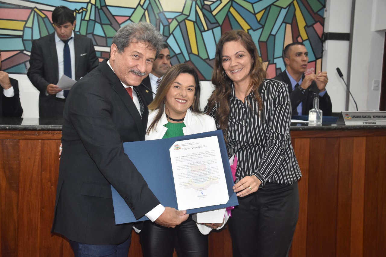 Você está visualizando atualmente Grayce Maurat, coordenadora do Programa Operação Trabalho (POT), é homenageada pela Câmara Municipal