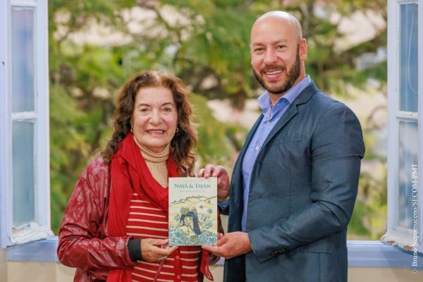 Read more about the article Prefeito Vinicius Claussen recebe escritora e é presenteado com o livro ‘Nayá e Tayãn’