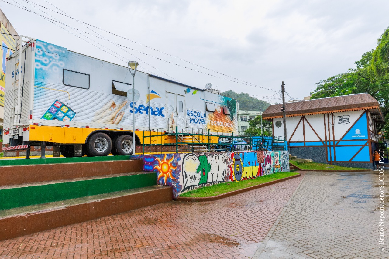 Você está visualizando atualmente Escola Móvel de Tecnologia do Senac RJ chega a Teresópolis