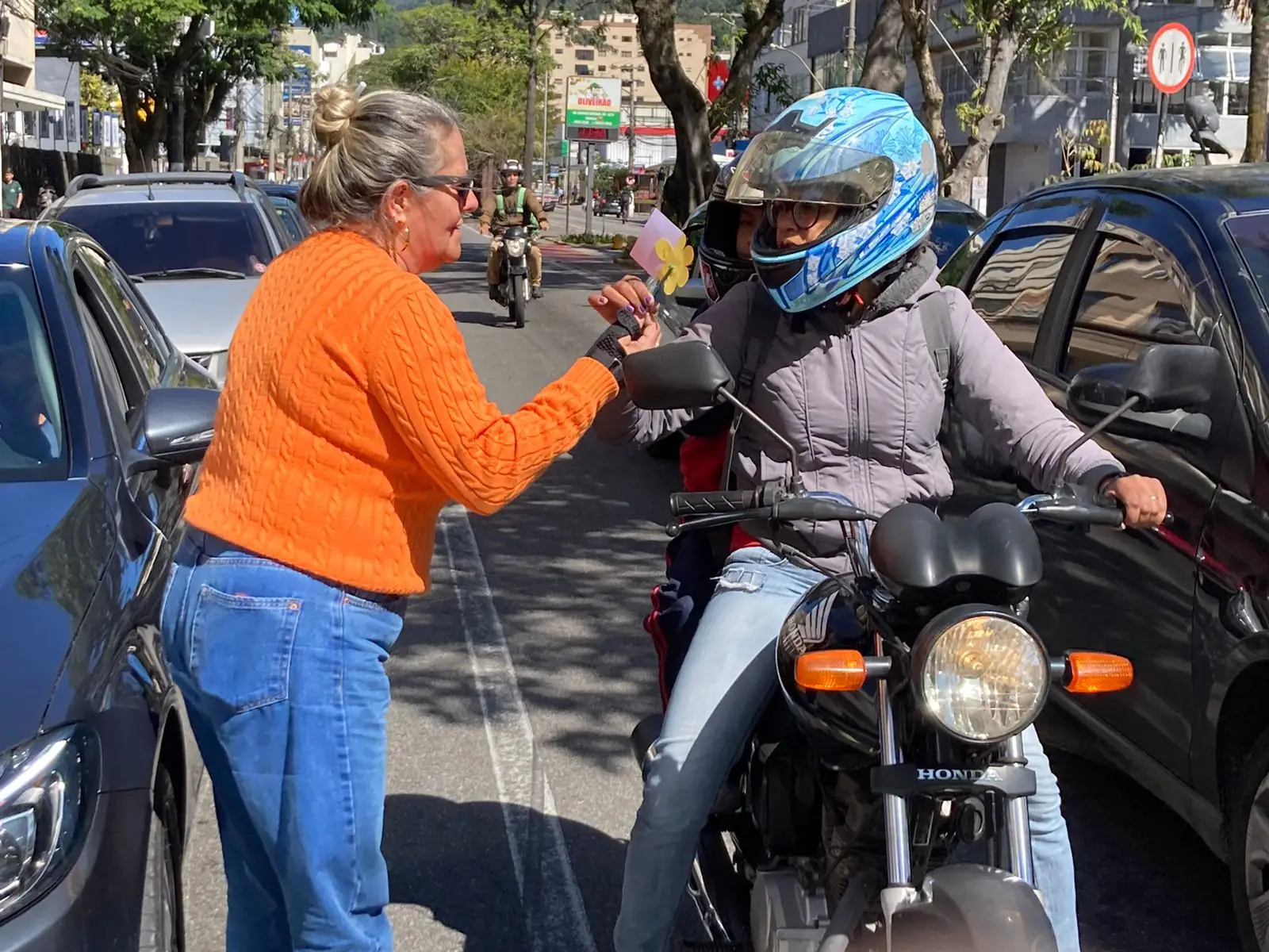 Você está visualizando atualmente Maio Laranja: CREAS Teresópolis realiza ação de conscientização nos principais semáforos da cidade